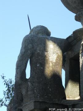Detalhe de figura em pedra esculpida no tímpano do edifício
