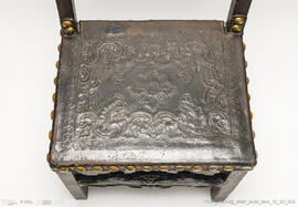 Cadeira de costas baixas em couro lavrado e com pregaria amarela