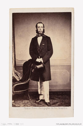 Álbum com retratos de membros das famílias reais europeias