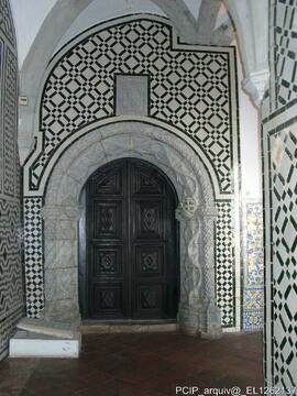 Detalhe de porta (interior do imóvel)