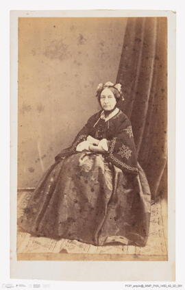 Álbum fotográfico - Álbum de fotografias com retratos de familiares da rainha D. Maria Pia