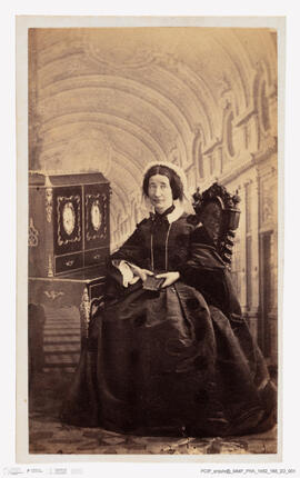 Álbum fotográfico - Álbum de fotografias com retratos de familiares da rainha D. Maria Pia