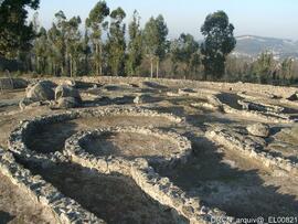 Vista parcial de bairro habitacional muralhado