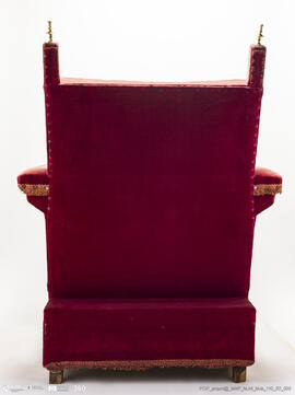 Sofá forrado de veludo vermelho