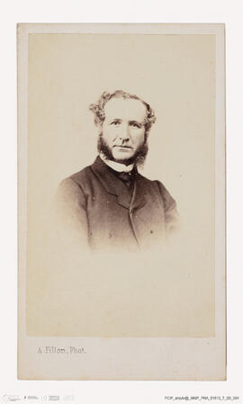 Álbum com retratos de membros das famílias reais