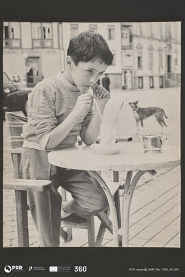 Criança numa esplanada. Lamego