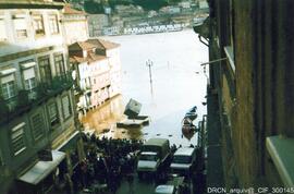 Vista da praça da Ribeira durante as cheias do rio Douro
