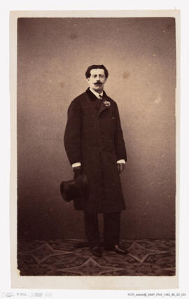 Álbum fotográfico - Álbum de fotografias com retratos de familiares da rainha D. Maria Pia