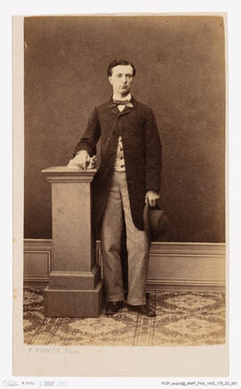 Álbum fotográfico - Álbum de fotografias com retratos de familiares da rainha D. Maria Pia