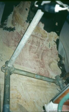 Conservação de fresco no claustro gótico