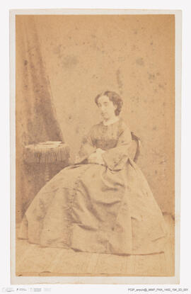 Álbum fotográfico - Álbum de fotografias com retratos de familiares da rainha D. Maria Pia