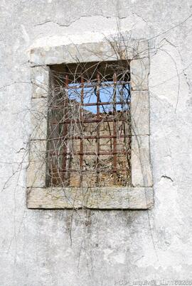 Fotografia da igreja em ruinas