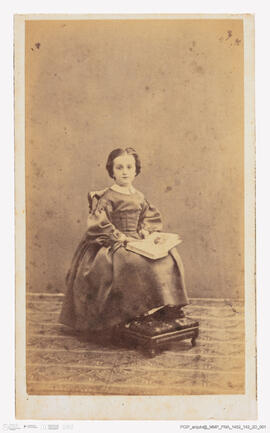 Álbum fotográfico - Álbum de fotografias com retratos de familiares da rainha D. Maria Pia