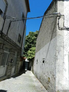Vista parcial da fachada e edificios adjacentes