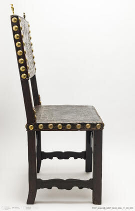 Cadeira de costas baixas em couro lavrado e com pregaria amarela