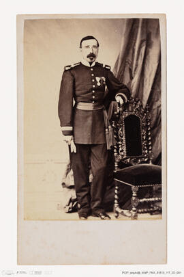 Álbum com retratos de membros das famílias reais