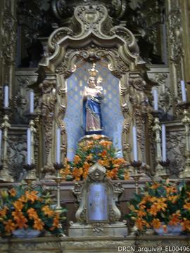 Retábulo da Igreja com imagem de cristo, na zona central