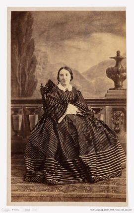 Álbum fotográfico - Álbum de fotografias com retratos de familiares da rainha D. Maria Pia