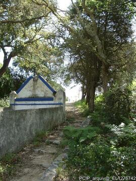 Caminho junto à Fonte de Nossa Senhora da Graça