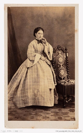 Álbum fotográfico - Álbum de fotografias com retratos de familiares da rainha D. Maria Pia