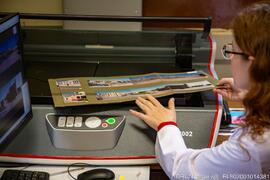 Aspeto do processo de digitalização de grandes formatos com digitalizadora planetária