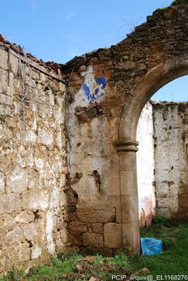 Fotografia da igreja em ruinas
