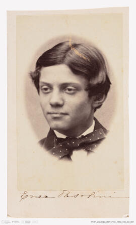 Álbum fotográfico - Álbum de fotografias com retratos de familiares da rainha D. Maria Pia