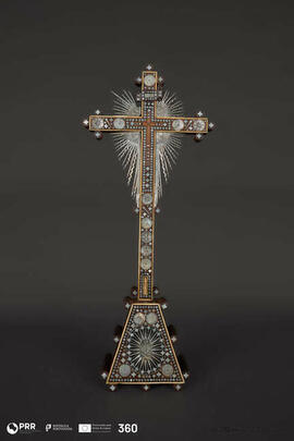 Crucifixo com relicário