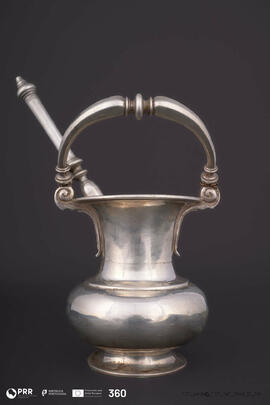 Caldeira litúrgica para água benta com hissope.