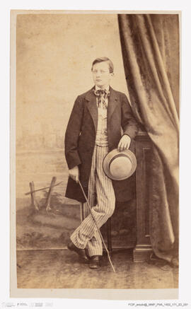 Álbum fotográfico - Álbum de fotografias com retratos de familiares da rainha D. Maria Pia