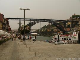 Rua sobre o Douro com acesso pelo Cais da Ribeira / Avenida Vimara Peres
