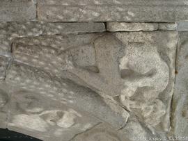 Portal principal figura esculpida-pensador