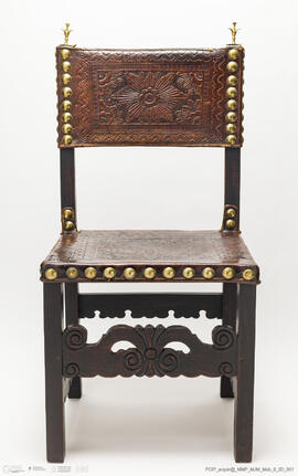 Cadeira de costas baixas em couro lavrado e com pregaria amarela