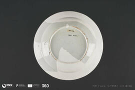 Prato em faiança vidrado com inscrição "TIBÃES"