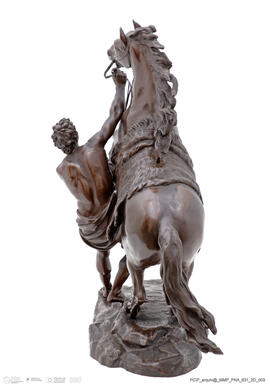 Cavaleiro segurando cavalo