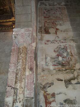 Pormenor de frescos no interior junto à capela mor