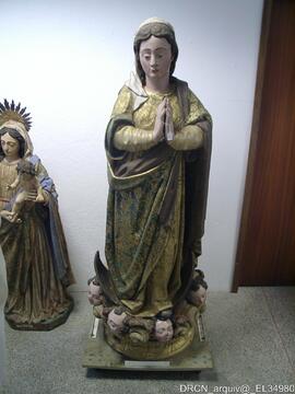 Esculturas em tratamento na oficina da firma Porto - Restauro