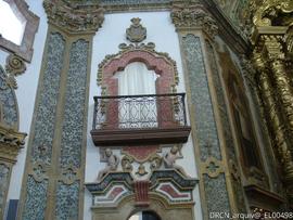 Tribuna e pintura sobre granito