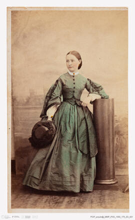 Álbum fotográfico - Álbum de fotografias com retratos de familiares da rainha D. Maria Pia