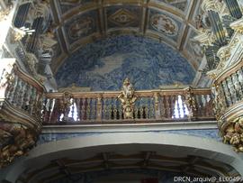 Órgãos no coro sobre bacias e ligados por uma balaustrada de talha, dois púlpitos. Painel azulejos