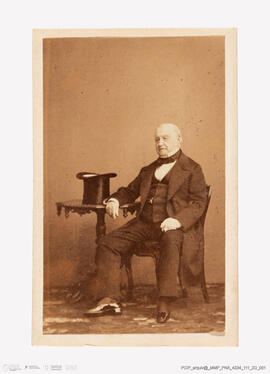 Álbum com retratos de membros das famílias reais europeias