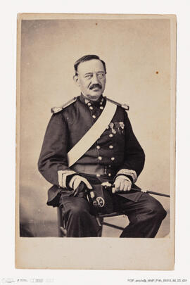 Álbum com retratos de membros das famílias reais