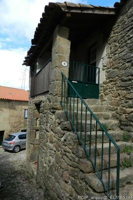 Vista parcial de casa com escada de acesso em pedra