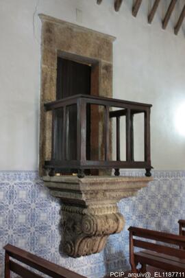 Fotografia interior: altar, pulpito, tetos, esculturas, coro alto, moiliario, objetos liturgicos ...