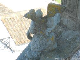 Escultura no tímpano do edifício