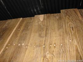 Restauro tábuas do soalho em oficina