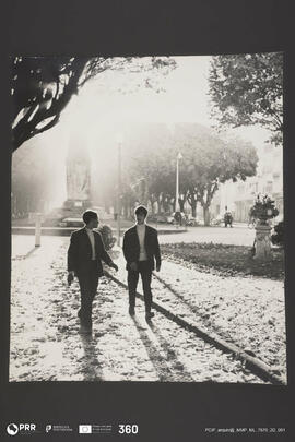 Dois transeuntes na Av. Visconde Guedes Teixeira, Lamego.