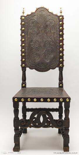 Cadeira de espaldar em couro lavrado com pregaria em metal dourado