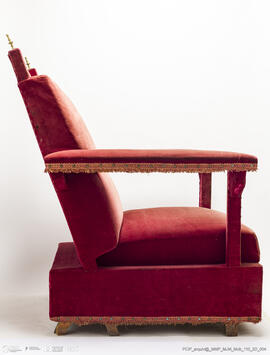 Sofá forrado de veludo vermelho