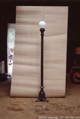 Coluna de iluminação n.º 1 com uma luminária.